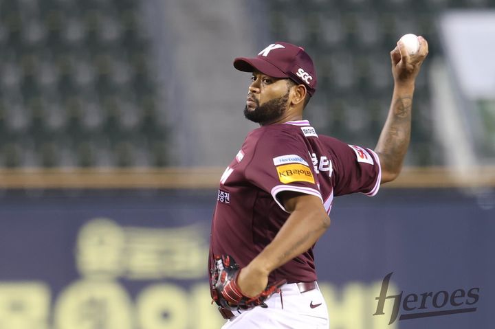 [서울=뉴시스] 프로야구 키움 히어로즈 라울 알칸타라가 16일 서울 잠실구장에서 열린 2025 신한 쏠뱅크 KBO리그 두산 베어스와의 경기에 선발 등판해 공을 던지고 있다. (사진=키움 히어로즈 제공) 2025.09.16. *재판매 및 DB 금지