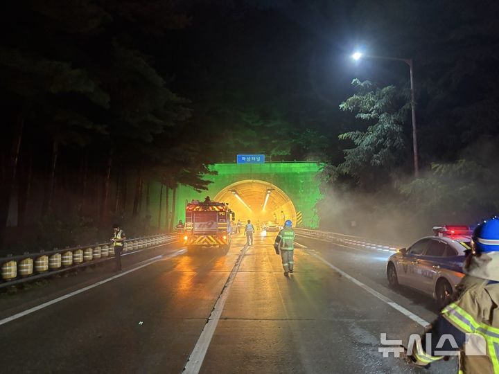 [용인=뉴시스] 양효원기자 = 16일 오후 9시17분 경기 용인시 영동고속도로 강릉방향 마성터널을 달리던 버스에 불이 나 11명이 다쳤다. 2025.9.16. hyo@newsis.com *재판매 및 DB 금지