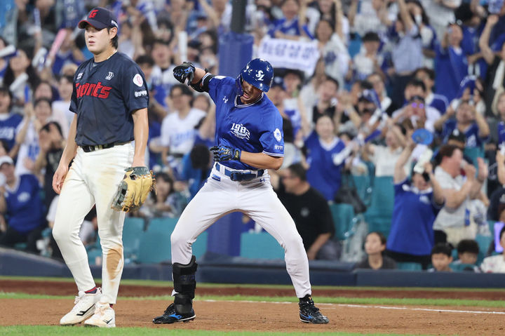 [서울=뉴시스] 프로야구 삼성 라이온즈 구자욱이 16일 대구 삼성라이온즈파크에서 열린 2025 신한 쏠뱅크 KBO리그 롯데 자이언츠와의 경기에서 안타를 친 뒤 기뻐하고 있다. (사진=삼성 라이온즈 제공) 2025.09.16. *재판매 및 DB 금지