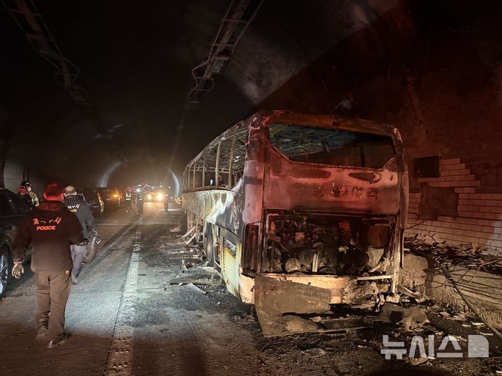 [용인=뉴시스] 양효원기자 = 16일 오후 9시17분 경기 용인시 영동고속도로 강릉방향 마성터널을 달리던 버스에 불이 나 11명이 다쳤다. 2025.9.16. hyo@newsis.com *재판매 및 DB 금지