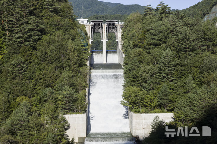 [평창=뉴시스] 김근수 기자 = 극심한 가뭄에 강원 강릉시가 도암댐 도수관로 방류수를 한시적으로 수용하기로 한 가운데 16일 오전 강원 평창군 대관령면 도암댐에서 물을 방류하고 있다. 2025.09.16. ks@newsis.com