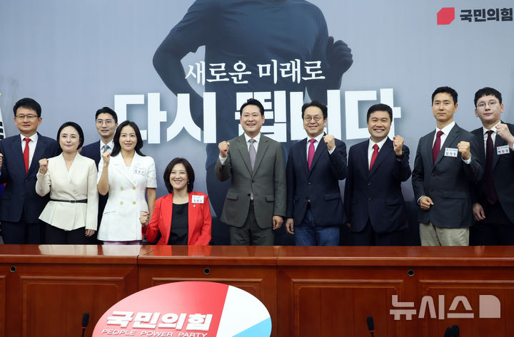[서울=뉴시스] 고승민 기자 = 장동혁(가운데) 국민의힘 대표가 16일 서울 여의도 국회에서 열린 신임 대변인단 임명장 수여식에서 참석자들과 기념촬영하고 있다. 2025.09.16. kkssmm99@newsis.com