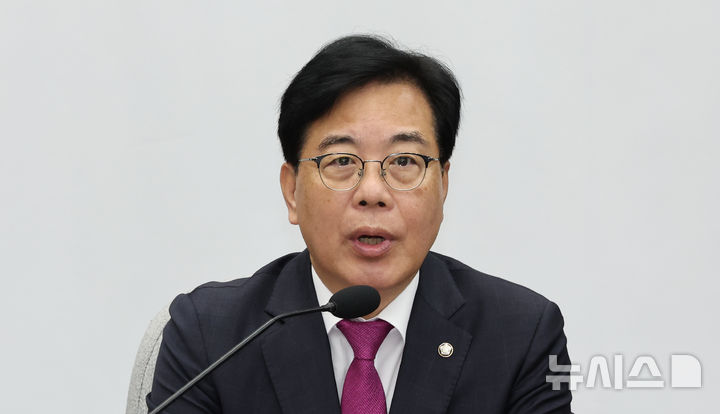 [서울=뉴시스] 김금보 기자 = 송언석 국민의힘 원내대표가 16일 오전 서울 여의도 국회에서 열린 원내대책회의에서 발언을 하고 있다. 2025.09.16. kgb@newsis.com