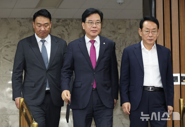 [서울=뉴시스] 김금보 기자 = 송언석 국민의힘 원내대표가 16일 오전 서울 여의도 국회에서 열린 원내대책회의에 참석하고 있다. 2025.09.16. kgb@newsis.com