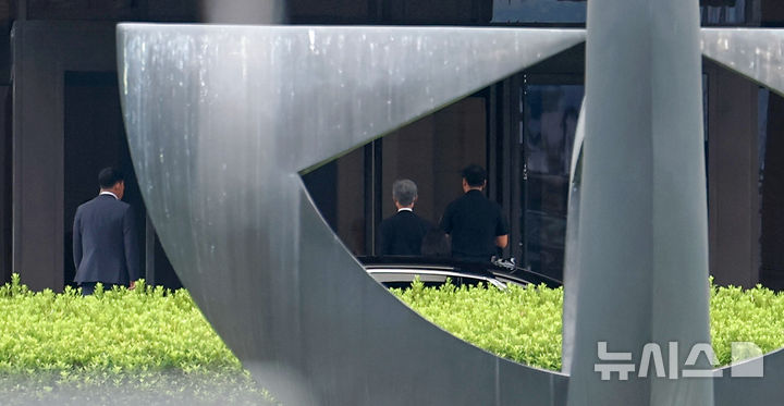 [서울=뉴시스] 김선웅 기자 = 여권에서 사퇴 요구를 받고 있는 조희대 대법원장이 16일 서울 서초구 대법원으로 출근하고 있다. 한편 대법원은 이날 대법원장의 출근 모습을 비공개로 하고 언론 취재를 불허했다. 2025.09.16. mangusta@newsis.com