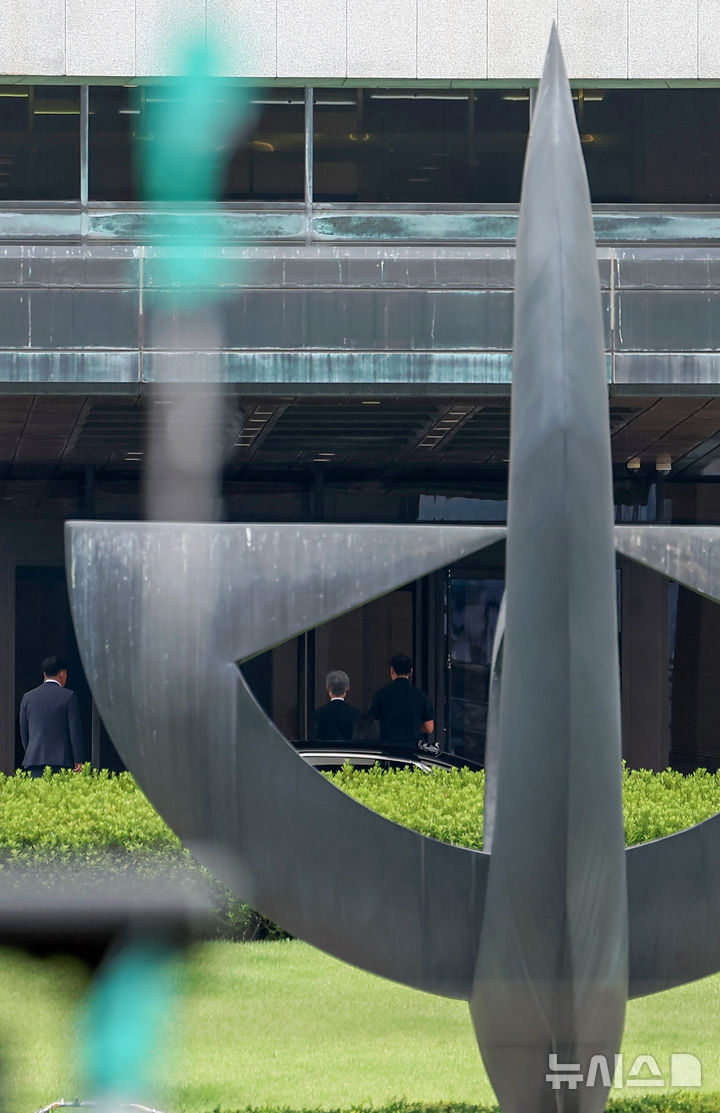 [서울=뉴시스] 김선웅 기자 = 여권에서 사퇴 요구를 받고 있는 조희대 대법원장이 16일 서울 서초구 대법원으로 출근하고 있다. 한편 대법원은 이날 대법원장의 출근 모습을 비공개로 하고 언론 취재를 불허했다. 2025.09.16. mangusta@newsis.com