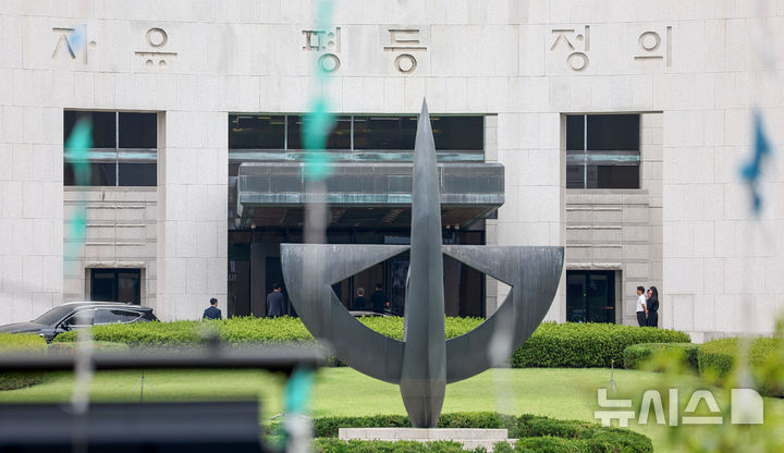 [서울=뉴시스] 김선웅 기자 = 여권에서 사퇴 요구를 받고 있는 조희대 대법원장이 16일 서울 서초구 대법원으로 출근하고 있다. 한편 대법원은 이날 대법원장의 출근 모습을 비공개로 하고 언론 취재를 불허했다. 2025.09.16. mangusta@newsis.com