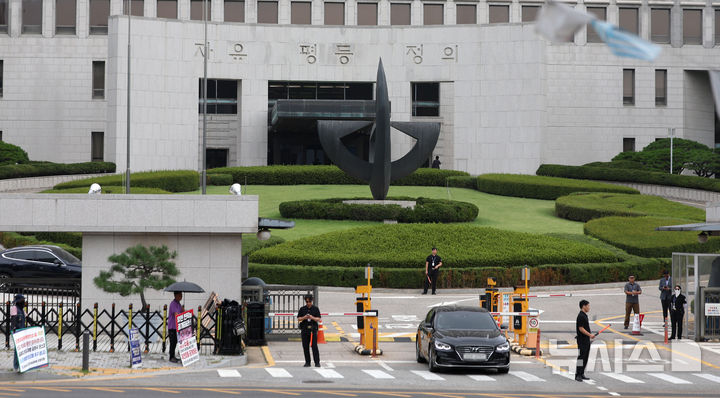 [서울=뉴시스] 김선웅 기자 = 내란특별재판부 신설 논의와 관련해 여권이 조희대 대법원장에 대한 사퇴 요구와 탄핵이 거론되고 있다. 이와 관련해 법조계에서는 재판 독립 침해, 삼권분립 훼손 우려의 목소리가 나오고 있다. 사진은 16일 서울 서초구 대법원의 모습. 2025.09.16. mangusta@newsis.com