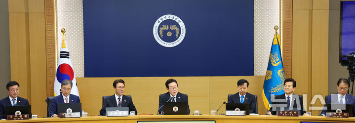 [세종=뉴시스] 고범준 기자 = 이재명 대통령이 16일 세종시 정부세종청사에서 열린 제42회 국무회의에서 발언하고 있다. (대통령실통신사진기자단) 2025.09.16. bjko@newsis.com