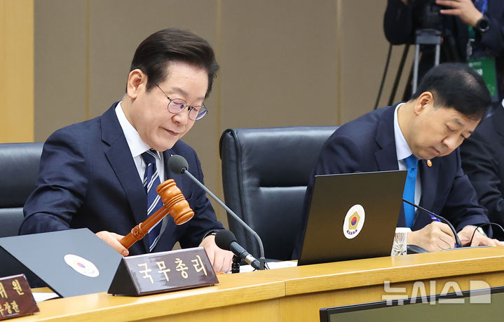 [세종=뉴시스] 고범준 기자 = 이재명 대통령이 16일 세종시 정부세종청사에서 열린 제42회 국무회의에서 의사봉을 두드리고 있다. (대통령실통신사진기자단) 2025.09.16. bjko@newsis.com