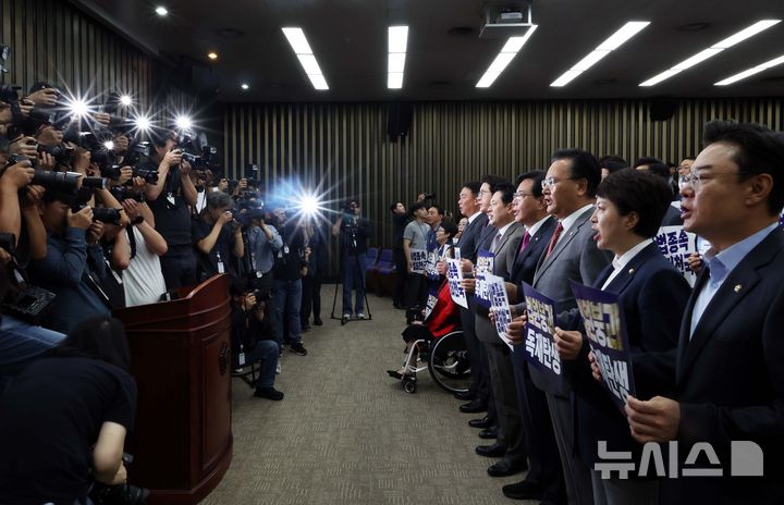 [서울=뉴시스] 조성봉 기자 = 장동혁 국민의힘 대표와 송언석 원내대표를 비롯한 의원들이 16일 오전 서울 여의도 국회에서 열린 의원총회에서 '법원붕괴 독재탄생, 사법종속 범죄천국' 손피켓을 들고 구호를 외치고 있다. 2025.09.16. suncho21@newsis.com