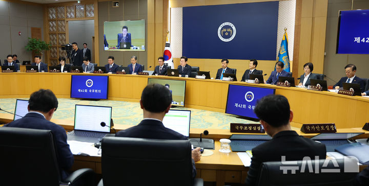 [세종=뉴시스] 고범준 기자 = 이재명 대통령이 16일 세종시 정부세종청사에서 열린 제42회 국무회의에서 발언하고 있다. (대통령실통신사진기자단) 2025.09.16. bjko@newsis.com