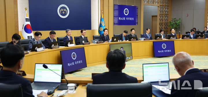 [세종=뉴시스] 고범준 기자 = 이재명 대통령이 16일 세종시 정부세종청사에서 열린 제42회 국무회의에서 발언하고 있다. (대통령실통신사진기자단) 2025.09.16. bjko@newsis.com