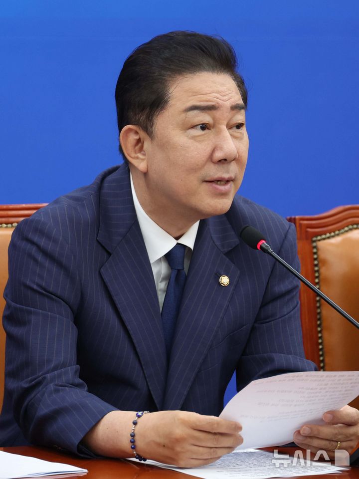 [서울=뉴시스] 조성봉 기자 = 김병기 더불어민주당 원내대표가 16일 오전 서울 여의도 국회에서 열린 원내대책회의에서 발언을 하고 있다. 2025.09.16. suncho21@newsis.com