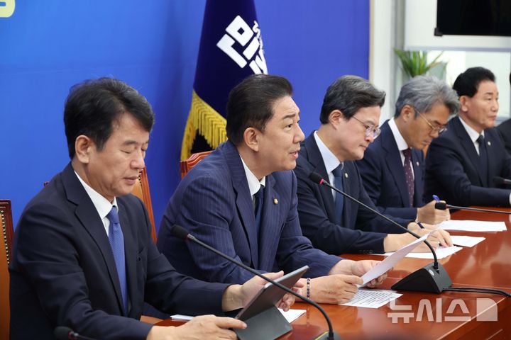 [서울=뉴시스] 조성봉 기자 = 김병기 더불어민주당 원내대표가 16일 오전 서울 여의도 국회에서 열린 원내대책회의에서 발언을 하고 있다. 2025.09.16. suncho21@newsis.com