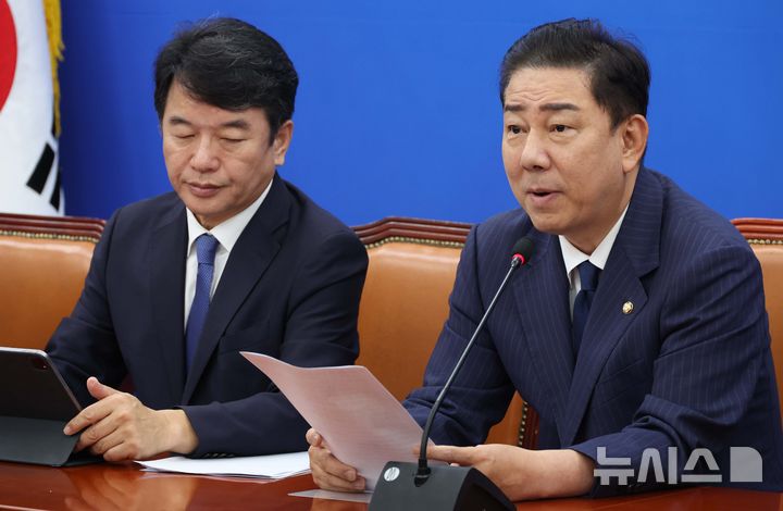 [서울=뉴시스] 조성봉 기자 = 김병기 더불어민주당 원내대표가 16일 오전 서울 여의도 국회에서 열린 원내대책회의에서 발언을 하고 있다. 2025.09.16. suncho21@newsis.com