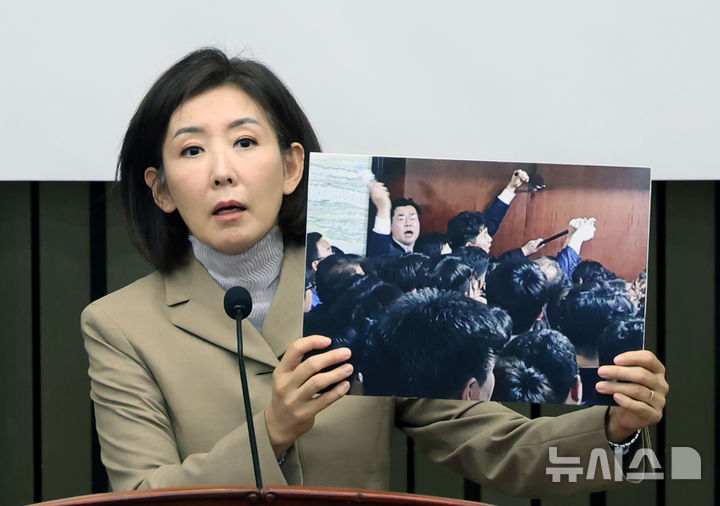 [서울=뉴시스] 고승민 기자 = 나경원 국민의힘 의원이 16일 서울 여의도 국회에서 열린 긴급 의원총회에서 '빠루' 관련 발언을 하고 있다. 2025.09.16. kkssmm99@newsis.com