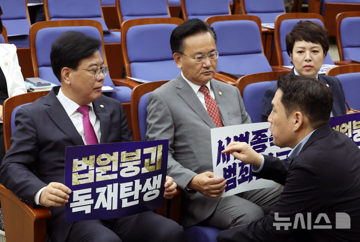 [서울=뉴시스] 고승민 기자 = 송언석 국민의힘 원내대표가 16일 서울 여의도 국회에서 열린 긴급 의원총회에서 관계자와 대화하고 있다. 2025.09.16. kkssmm99@newsis.com