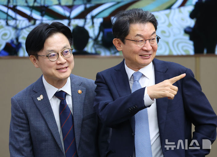 [세종=뉴시스] 고범준 기자 = 이억원 금융위원회 위원장과 김정관 산업통상자원부 장관이 16일 세종시 정부세종청사에서 열린 제42회 국무회의에서 대화를 나누고 있다. (대통령실통신사진기자단) 2025.09.16. bjko@newsis.com