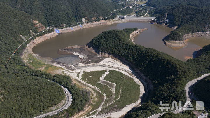 [강릉=뉴시스] 김근수 기자 = 강릉 지역에 극심한 가뭄이 이어지는 가운데 16일 오전 강원 강릉시 오봉저수지 모습이 보이고 있다. 2025.09.16. ks@newsis.com