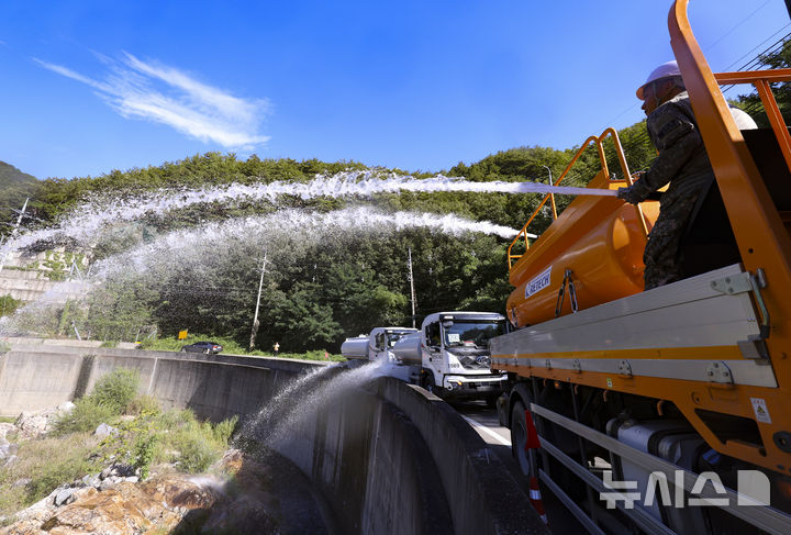 [강릉=뉴시스] 김근수 기자 = 지난달 16일 오전 강원 강릉시 오봉저수지 인근 왕산천에서 군 장병들이 급수작업을 하고 있다. 2025.10.02. ks@newsis.com