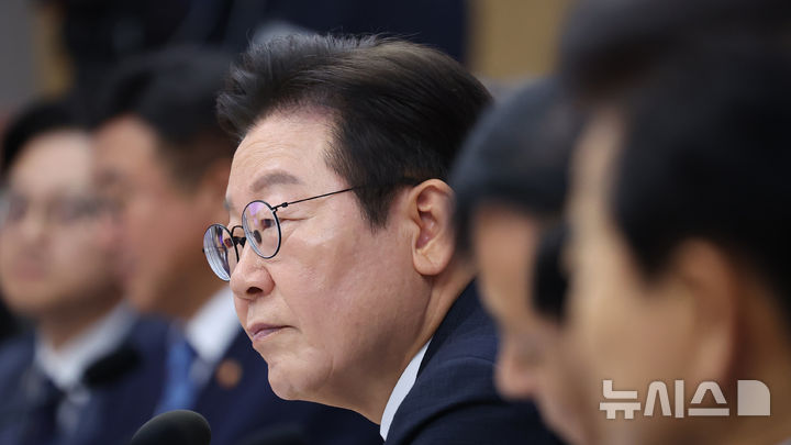 [세종=뉴시스] 고범준 기자 = 이재명 대통령이 16일 세종시 정부세종청사에서 열린 제42회 국무회의에서 참석자 발언을 듣고 있다. (대통령실통신사진기자단) 2025.09.16. bjko@newsis.com