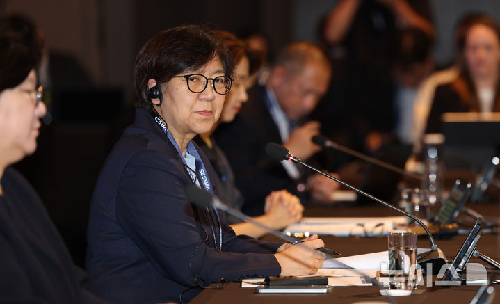 [서울=뉴시스] 조성우 기자 = 정은경 보건복지부 장관(HLMHE 의장)이 16일 오전 서울 중구 신라호텔에서 열린 제15차 아시아태평양경제협력체(APEC) 보건과경제고위급회의(HLMHE)에서 사이아 마우 피우칼라 세계보건기구(WHO) 서태평양 지역사무처장의 축사를 듣고 있다. 2025.09.16. xconfind@newsis.com