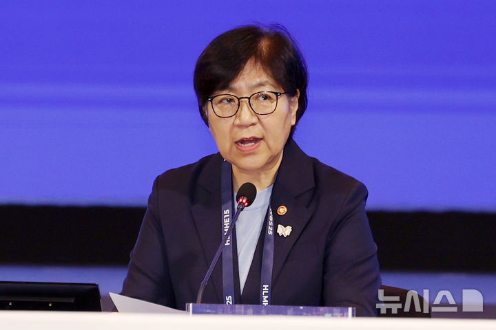 [서울=뉴시스] 조성우 기자 = 정은경 보건복지부 장관(HLMHE 의장)이 16일 오전 서울 중구 신라호텔에서 열린 제15차 아시아태평양경제협력체(APEC) 보건과경제고위급회의(HLMHE)에서 개회사를 하고 있다. 2025.09.16. xconfind@newsis.com
