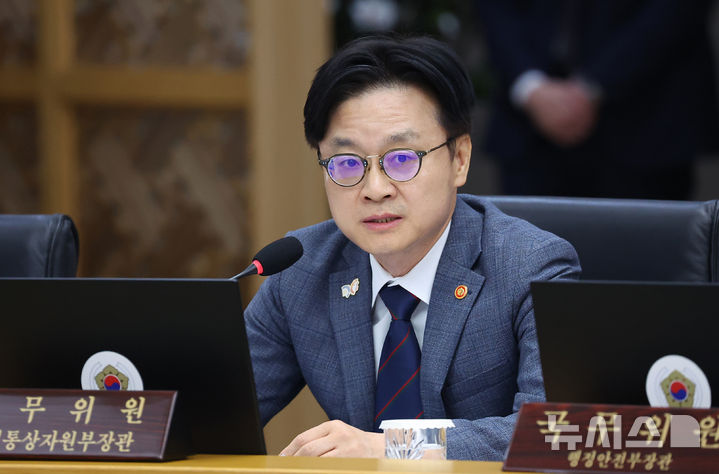 [세종=뉴시스] 고범준 기자 = 김정관 산업통상자원부 장관이 16일 세종시 정부세종청사에서 열린 제42회 국무회의에서 발언하고 있다. (대통령실통신사진기자단) 2025.09.16. bjko@newsis.com