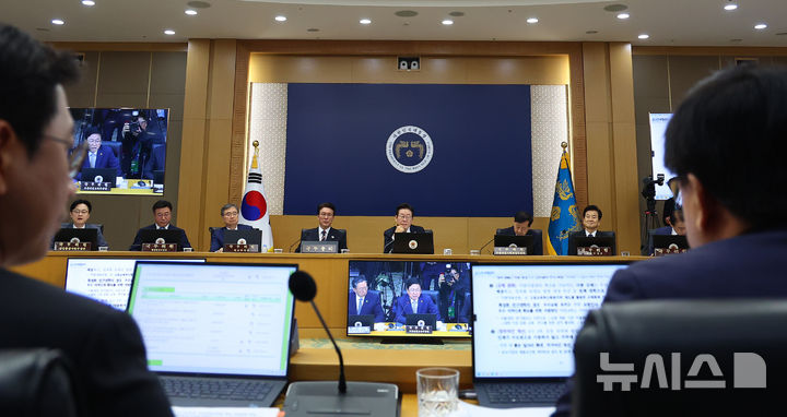 [세종=뉴시스] 고범준 기자 = 이재명 대통령이 16일 세종시 정부세종청사에서 열린 제42회 국무회의에서 최교진 사회부총리 겸 교육부 장관의 발언을 경청하고 있다. (대통령실통신사진기자단) 2025.09.16. bjko@newsis.com