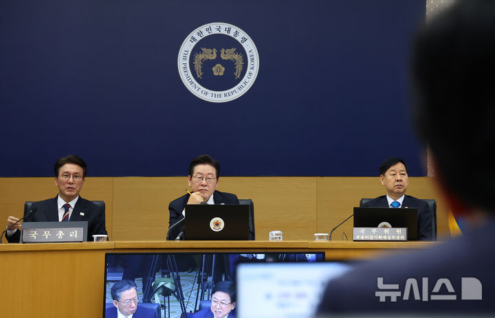 [세종=뉴시스] 고범준 기자 = 이재명 대통령이 16일 세종시 정부세종청사에서 열린 제42회 국무회의에서 최교진 사회부총리 겸 교육부 장관의 발언을 경청하고 있다. (대통령실통신사진기자단) 2025.09.16. bjko@newsis.com