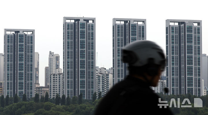 [서울=뉴시스] 최진석 기자 = 6·27대책 시행 두 달 째인 지난 8월 수도권 아파트 매매 거래량이 대출 규제 이전의 절반 수준으로 급감한 것으로 나타났다. 서울의 경우 거래량 감소에도 상승 거래 비중이 절반을 웃돈 것으로 나타났다. 직방에 따르면, 국토교통부 아파트 매매 실거래가를 분석한 결과 수도권은 6월 3만1132건에서 7월 1만4331건, 8월 1만2982건으로 절반 이하로 줄었고, 서울의 상승거래 비중은 6월 58%에서 8월 53%, 같은 기간 평균 거래가격 변동폭은 1.89%에서 1.26%로 나타났다.&nbsp; 사진은 16일 서울 잠수교에서 바라본 아파트 단지의 모습. 2025.09.16. myjs@newsis.com