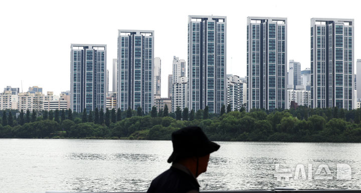 [서울=뉴시스] 최진석 기자 = 사진은 16일 서울 잠수교에서 바라본 아파트 단지의 모습. 2025.09.16. myjs@newsis.com