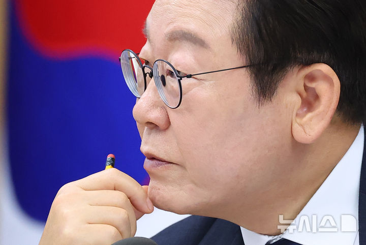 [세종=뉴시스] 고범준 기자 = 이재명 대통령이 16일 세종시 정부세종청사에서 열린 제42회 국무회의에서 참석자 발언을 경청하고 있다. (대통령실통신사진기자단) 2025.09.16. bjko@newsis.com