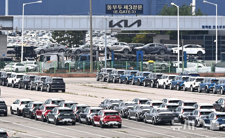 [평택=뉴시스] 김종택 기자 = 16일 경기 평택시 포승읍 평택항 자동차 전용부두에 수출용 차량이 세워져 있다. 2025.09.16. jtk@newsis.com