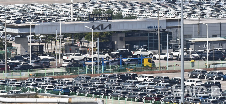 [평택=뉴시스] 김종택 기자 = 지난 9월16일 경기 평택시 포승읍 평택항 자동차 전용부두에 수출용 차량이 세워져 있다. 2025.09.16. jtk@newsis.com