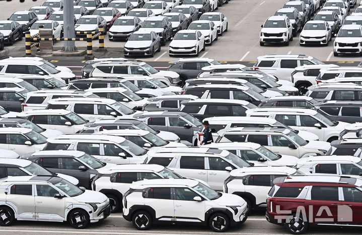 [평택=뉴시스] 김종택 기자 = 지난 9월 16일 경기 평택시 포승읍 평택항 자동차 전용부두에 수출용 차량이 세워져 있다. 2025.12.04. jtk@newsis.com