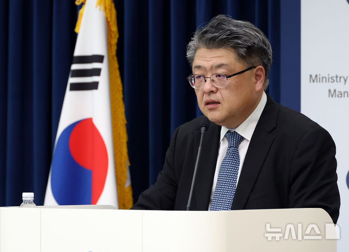 [세종=뉴시스] 강종민 기자 = 천지윤 인사혁신처 윤리복무국장이 지난 9월 16일 세종시 정부세종청사에서 공무원 징계령 시행규칙 개정안을 설명하고 있다. 2025.09.16. ppkjm@newsis.com