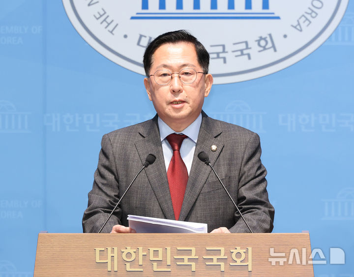 [서울=뉴시스] 김금보 기자 = 유용원 국민의힘 의원이 16일 오전 서울 여의도 국회 소통관에서 반복되는 '군 모의탄 폭발사고'와 관련해 기존 모의탄 전수조사 및 안전성 확보 신규 모의탄 개발 착수 등을 촉구하는 기자회견을 하고 있다. 2025.09.16. kgb@newsis.com