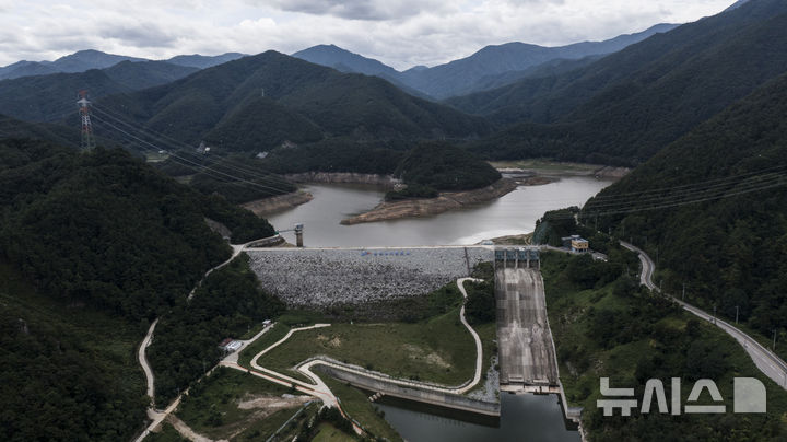 [강릉=뉴시스] 김근수 기자 = 강릉 지역에 극심한 가뭄 계속되는 가운데 16일 오전 강원 강릉시 오봉저수지 모습이 보이고 있다. 2025.09.16. ks@newsis.com