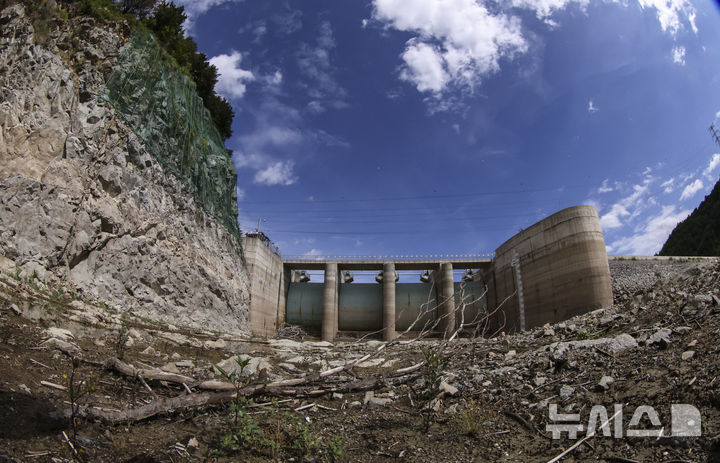 [강릉=뉴시스] 김근수 기자 = 강릉 지역에 극심한 가뭄 계속되는 가운데 16일 오전 강원 강릉시 오봉저수지 바닥이 갈라져 있다. 2025.09.16. ks@newsis.com