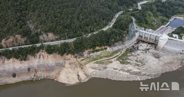 [강릉=뉴시스] 김근수 기자 = 강릉 지역에 극심한 가뭄 계속되는 가운데 지난 16일 오전 강원 강릉시 오봉저수지에 급수차 행렬이 보이고 있다. 2025.09.16. ks@newsis.com