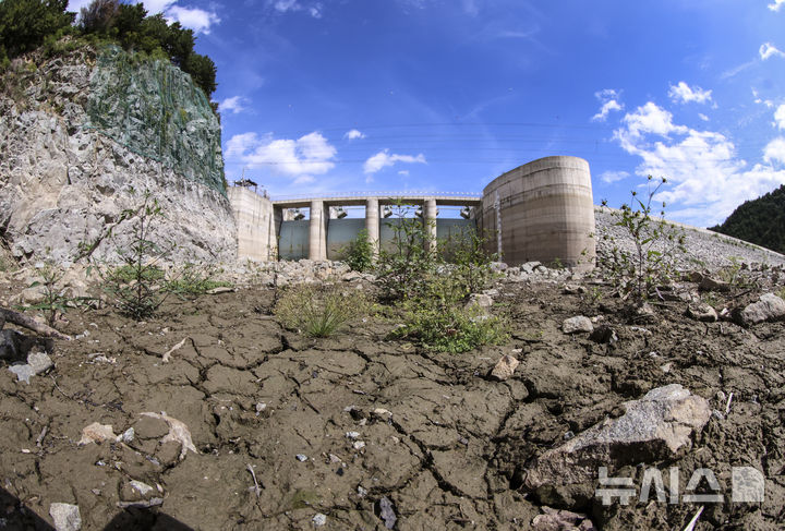 [강릉=뉴시스] 김근수 기자 = 강릉 지역에 극심한 가뭄이 계속된 지난해 9월16일 오전 강원 강릉시 오봉저수지 바닥이 갈라져 있다. 2025.09.16. ks@newsis.com