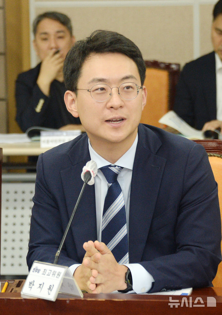 [전주=뉴시스] 김얼 기자 = 박지원 더불어민주당 최고위원이 16일 전북 전주시 전북특별자치도청 종합상황실에서 열린 전북특별자치도-더불어민주당 예산정책협의회에 참석해 인사말을 하고 있다. 2025.09.16. pmkeul@newsis.com