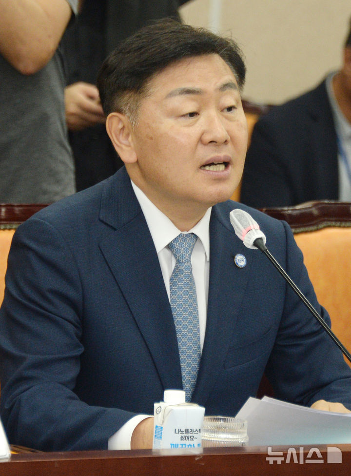 [전주=뉴시스] 김얼 기자 = 김관영 전북특별자치도지사가 16일 전북 전주시 전북특별자치도청 종합상황실에서 열린 전북특별자치도-더불어민주당 예산정책협의회에 참석해 인사말을 하고 있다. 2025.09.16. pmkeul@newsis.com