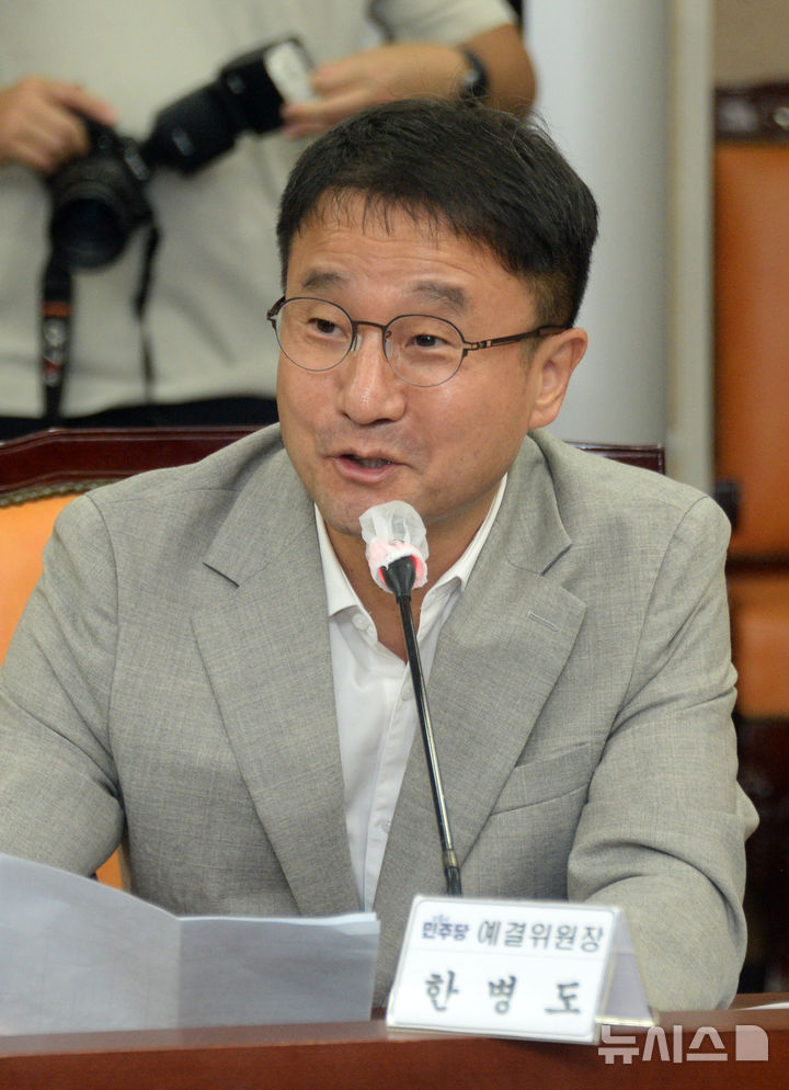 [전주=뉴시스] 김얼 기자 = 한병도 더불어민주당 예결위원장이 16일 전북 전주시 전북특별자치도청 종합상황실에서 열린 전북특별자치도-더불어민주당 예산정책협의회에 참석해 인사말을 하고 있다. 2025.09.16. pmkeul@newsis.com