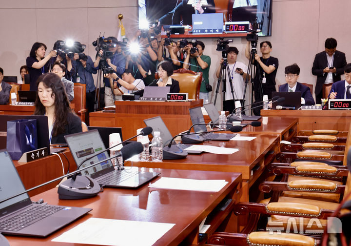 [서울=뉴시스] 김명년 기자 = 16일 오전 서울 여의도 국회에서 열린 법제사법위원회 전체회의에서 나경원 국민의힘 의원 간사 선임의 건이 여당 의원들의 반대로 부결되고 있다. 2025.09.16. kmn@newsis.com