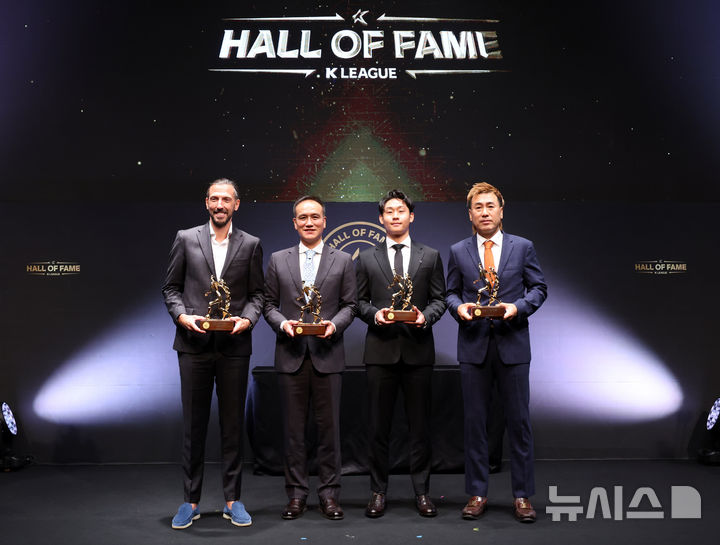 [서울=뉴시스] 배훈식 기자 = K리그 명예의 전당 선수부문 헌액자들이 16일 오전 서울 종로구 아산정책연구원에서 열린 제2회 K리그 명예의 전당 헌액식에서 기념촬영을 하고 있다. 왼쪽부터 데얀, 김주성, 故유상철을 대신해 아들 유선우, 김병지. 2025.09.16. dahora83@newsis.com