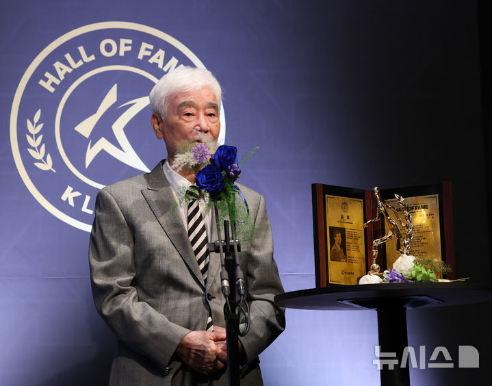 [서울=뉴시스] 배훈식 기자 = 김호 전 감독이 16일 오전 서울 종로구 아산정책연구원에서 열린 제2회 K리그 명예의 전당 헌액식에서 지도자 부문 헌액 소감을 말하고 있다. 2025.09.16. dahora83@newsis.com