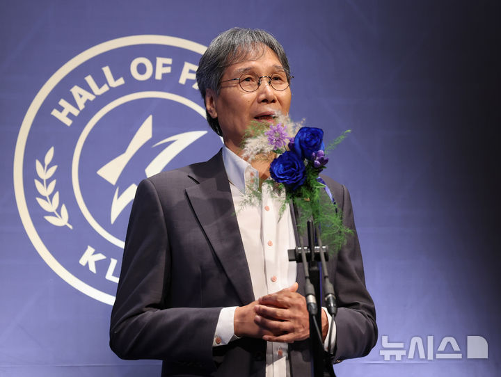 [서울=뉴시스] 배훈식 기자 = 최순호 수원FC 단장이 지난 9월16일 오전 서울 종로구 아산정책연구원에서 열린 제2회 K리그 명예의 전당 헌액식에서 선수 부문 김주성 추천사를 하고 있다. 2025.09.16. dahora83@newsis.com